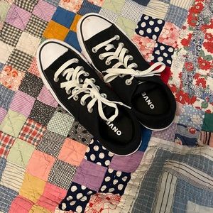 Converse! Black and White Puffed Tongue 🪷